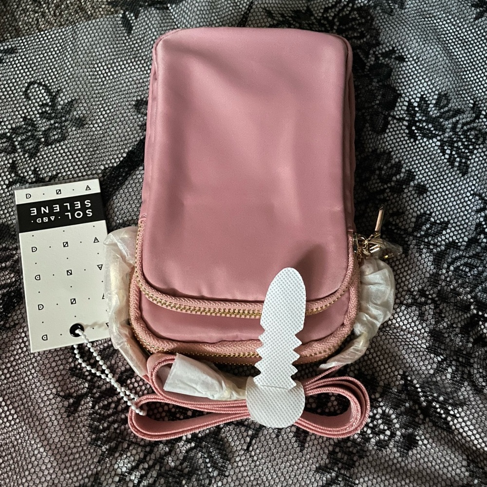 SOL & SELENE
Nylon Divide And Conquer crossbody bag pastel pink